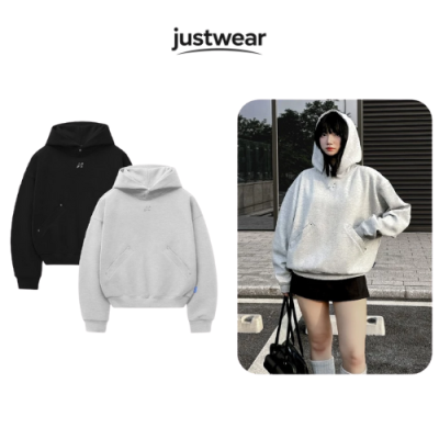 Chiếc **Áo Khoác Nam Đẹp Nhất Hiện Nay** kiểu **hoodie zip** nổi bật với thiết kế có mũ kết hợp khóa kéo toàn thân, mang đến vẻ ngoài trẻ trung, năng động và dễ dàng sử dụng trong nhiều hoàn cảnh. Áo được may từ chất liệu nỉ hoặc cotton cao cấp, bề mặt mềm mại, giữ ấm tốt nhưng vẫn đảm bảo sự thoáng khí khi mặc. Phần bo tay và bo gấu ôm nhẹ giúp giữ form đẹp, trong khi túi kangaroo hai bên tăng tính tiện dụng để đựng các vật dụng cá nhân hoặc giữ ấm tay. Với gam màu trung tính như đen, xám, trắng hoặc xanh navy, mẫu hoodie zip dễ dàng phối cùng quần jean, jogger hay kaki, phù hợp để mặc khi đi học, đi làm, dạo phố, tập luyện hoặc du lịch. Thiết kế hiện đại và tính ứng dụng cao giúp đây trở thành lựa chọn được nhiều nam giới yêu thích trong bộ sưu tập **Áo Khoác Nam Đẹp Nhất Hiện Nay**.