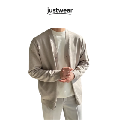 Chiếc **Áo Khoác Nam Đẹp Nhất Hiện Nay** kiểu **cardigan** gây ấn tượng với thiết kế tối giản, không mũ, cài cúc hoặc khóa kéo tinh tế, mang đến vẻ ngoài thanh lịch và hiện đại. Áo được may từ chất liệu dệt kim hoặc vải nỉ cao cấp, mềm mại, thoáng khí và giữ ấm vừa phải, phù hợp để mặc trong những ngày se lạnh hoặc trong môi trường điều hòa. Phom áo vừa vặn, đường may chỉn chu cùng gam màu trung tính như đen, xám, be hoặc xanh navy giúp người mặc dễ dàng phối cùng áo thun, sơ mi, quần jean hay quần kaki. Với phong cách trẻ trung nhưng vẫn lịch lãm, mẫu cardigan này là lựa chọn lý tưởng cho nam giới khi đi làm, gặp gỡ bạn bè, dạo phố hay du lịch.